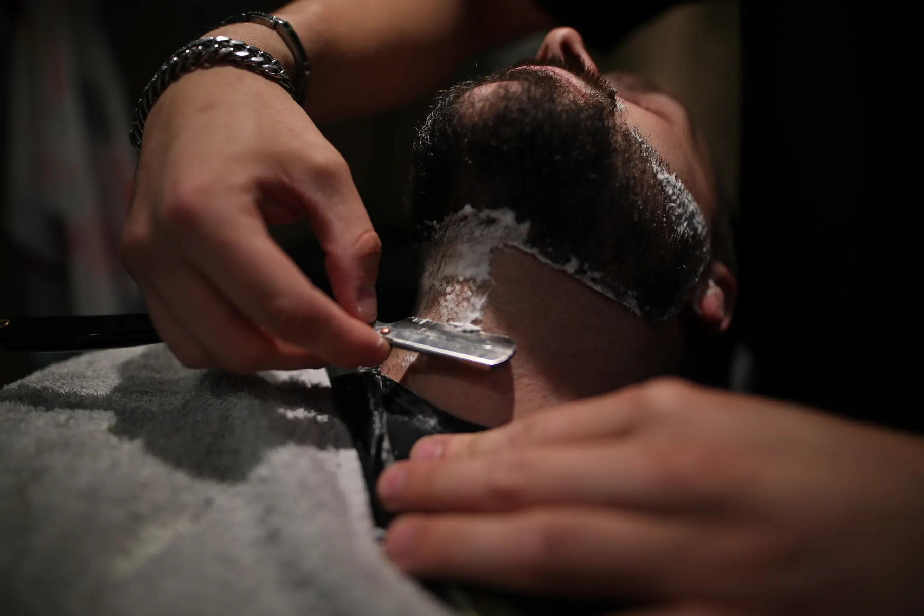 Baardverzorging met een open scheermes door Danny's Barbershop